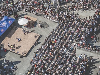 Público presenciando la 4 elementos Street Battle de O Marisquiño 2019 retratados desde la azotea del Hotel Bahía de Vigo.