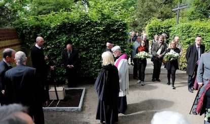 Las muestras de víctimas del nazismo reciben sepultura en el cementerio berlinés de Dorotheenstadt.