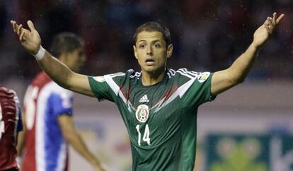 Chicharito protesta durante el partido ante Costa Rica.