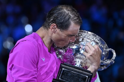 Rafa Nadal besa el trofeo del Open de Australia. El balear, de 35 años, remonta dos sets en contra ante Medvedev en la final de Australia y se convierte en el tenista con más ‘grandes’ de la historia.