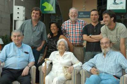 De izquierda a derecha, sentados, Antonio Gamoneda, Ana María Matute y Ángel González. Detrás de ellos, Luis García Montero, Almudena Grandes, Carlos Berzosa, Carlos Marzal y Benjamín Prado, ayer en El Escorial.