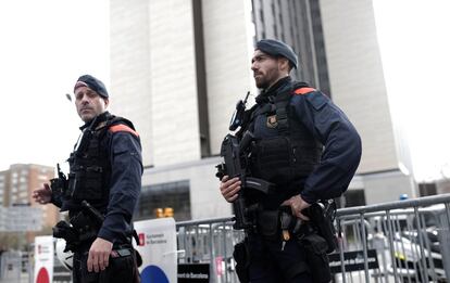 Dos agentes, en los alrededores del hotel donde se alojan los jugadores del Real Madrid y del Barcelona.