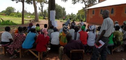 Asamblea en una aldea de Yunde, Uganda.