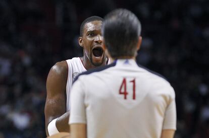 Chris Bosh, de Miami Heat, protesta una decisión del árbitro