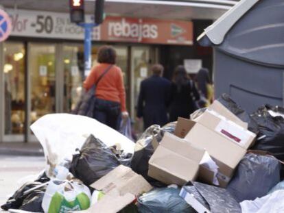 Un contenedor en la avenida de Maisonnave, la principal arteria comercial de Alicante
