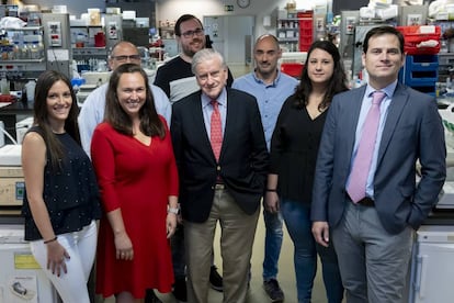 Marta Cortés (segunda por la izquierda) y Valentín Fuster (centro), con otros miembros de su equipo.