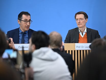 El ministro de Agricultura alemán, Cem Oezdemir, y el de Sanidad, Karl Lauterbach, durante la rueda de prensa para presentar el plan sobre el cannabis.