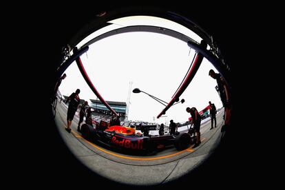 Daniel Ricciardo conduciendo el Red Bull Racing Red Bull-TAG Heuer RB13 TA en una parada en el Pitlane durante los entrenamientos para el Gran Premio de Fórmula 1 de Japón.