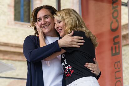 La vicepresidenta Yolanda Díaz (d), abraza a la alcaldesa de Barcelona y candidata de BComú a la reelección, Ada Colau (i), en el mitin de Nou Barris.