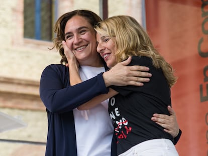 La vicepresidenta Yolanda Díaz (d), abraza a la alcaldesa de Barcelona y candidata de BComú a la reelección, Ada Colau (i), en el mitin de Nou Barris.