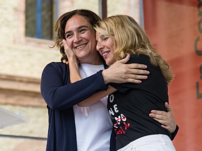 La vicepresidenta segunda y ministra de Trabajo, Yolanda Díaz (d), abraza a la alcaldesa de Barcelona y candidata de BComú a la reelección, Ada Colau (i), durante un mitin, en plaza Major Nou Barris, a 13 de mayo de 2023, en Barcelona.