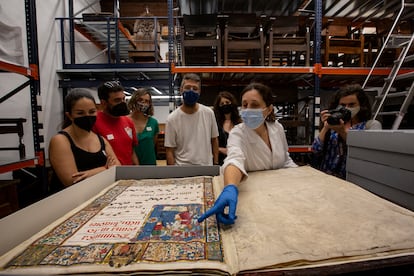 Una conservadora muestra un cantoral del XVI en una sala de reserva del monasterio de Pedralbes.