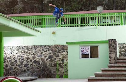 El 'skater' Jesús Gonzalez salta de techo a techo en un 'kinder', una escuela infantil. Un amigo de Leal había ido a esta escuela cuando era niño, y de mayor se le ocurrió que sería un lugar excelente para patinar. Aunque es un espacio privado, se han hecho amigos del vigilante y de vez en cuando, siempre que no haya niños ni actividades, les deja entrar a hacer 'skate'.