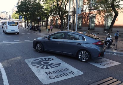 Un vehículo accede a la zona de Madrid Central, restringida al tráfico.