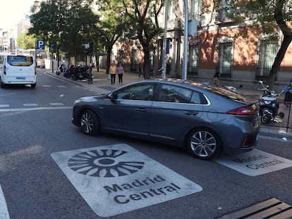 Un vehículo accede a la zona de Madrid Central, restringida al tráfico.