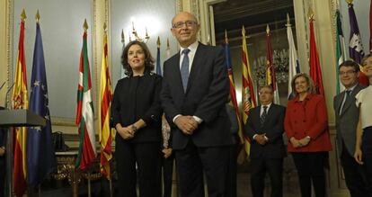 El ministro de Hacienda, Crist&oacute;bal Montoro, junto a la ministra de la Presidencia  Soraya S&aacute;enz de Santamar&iacute;a.