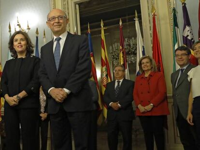 El ministro de Hacienda, Cristóbal Montoro, junto a la ministra de la Presidencia Soraya Sáenz de Santamaría.