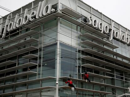 Los grandes almacenes Saga Falabella en el distrito comercial de San Isidro en Lima (Perú).