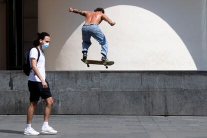 Un joven practica con un monopatín el 15 de junio en Barcelona.