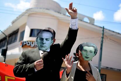 Conmemoracin del 70 aniversario de la Revolucin de Octubre de 1944, un movimiento cvico militar que acab con la dictadura del general Jorge Ubico, en Ciudad de Guatemala (Guatemala). La caminata, que recorri de sur a norte la Ciudad de Guatemala, record el levantamiento poltico, social, universitario e intelectual que derroc al Gobierno de facto que encabezaba el general Federico Ponce, quien haba sucedido meses antes en el poder a Ubico.