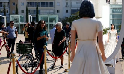 Estatua de la ministra del Cultura de Israel, Miri Regev, ante el teatro nacional en Tel Aviv.