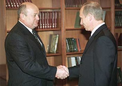 Mijaíl Fradkov saluda a Putin durante una reunión celebrada en marzo de 2002.