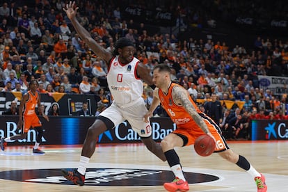 Stefan Jovic (derecha) en acción ante Johnathan Motley durante el partido de la Eurocup entre Valencia Basket y Hapoel Tel Aviv.