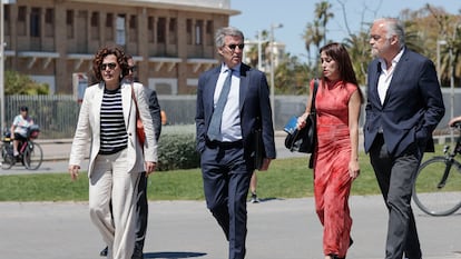 El presidente del PP, Alberto Núñez Feijóo, junto a miembros del partido y de su equipo, en Valencia.