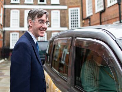 El líder de los euroscépticos conservadores, Jacob Rees-Mogg, a las puertas de su residencia en Londres.