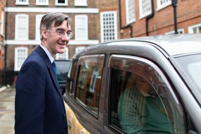 El líder de los euroscépticos conservadores, Jacob Rees-Mogg, a las puertas de su residencia en Londres.