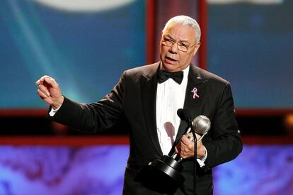 Powell durante su discurso tras recibir el premio del Presidente en la 42ª edición de los Premios Anuales de la Imagen de la NAACP (Asociación Nacional Americana para el Avance de la Gente de Color) en el auditorio Shrine de Los Ángeles, el 4 de marzo de 2011.