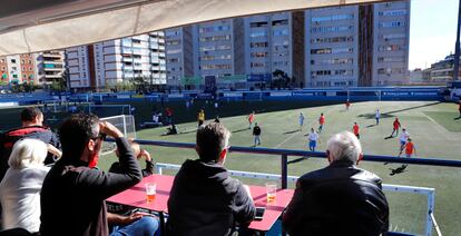 Familiares y simpatizantes siguen un partido de la escuela del Club Europa.