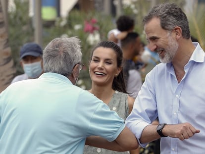 Felipe VI saludando con el codo a un ciudadano, durante la visita de Los Reyes a Las Palmas de Gran Canaria.