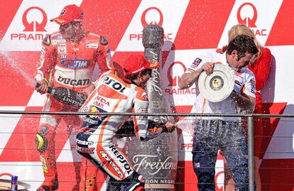 El campeon del GP de Australlia, Marc Márquez, celebra el título con su equipo.