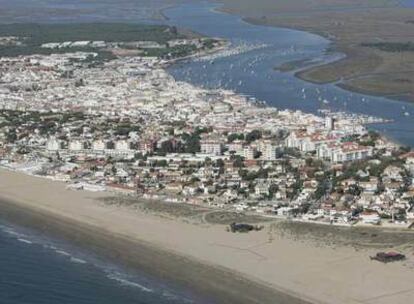 Panorámica de la localidad onubense de Punta Umbría, flanqueada por las marismas del Odiel y el mar Atlántico.