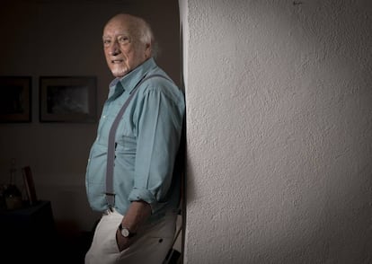 El escritor Manuel Vicent, en la librería Centro de Arte, de Madrid.