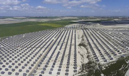Planta solar a las afueras de la localidad sevillana de El Cuervo.