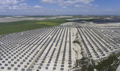 Planta solar a las afueras de la localidad sevillana de El Cuervo.
 