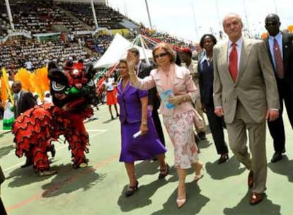 Los Reyes, acompañados por la esposa del presidente de Trinidad y Tobago, ayer en Puerto España.