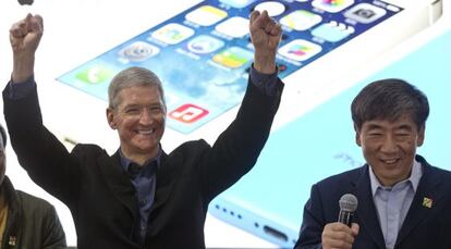 Los responsables de Apple, Tim Cook, y de China Mobile, Xi Guohua, en el acto del acuerdo.