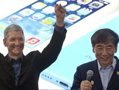 Los responsables de Apple, Tim Cook, y de China Mobile, Xi Guohua, en el acto del acuerdo.