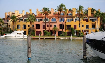 Una imagen de Sotogrande donde los barcos se amarran a las puertas de las casas.