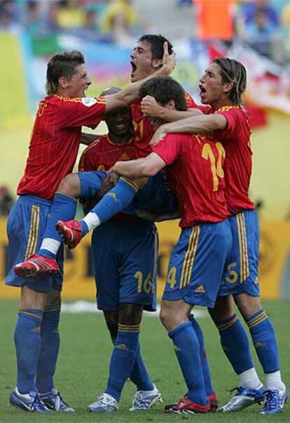 Torres, Senna, Xabi Alonso y Sergio Ramos felicitan a Villa tras uno de sus goles.