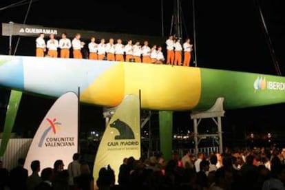 La tripulacin del "Desafo Espa?ol", durante su presentacin en el puerto de Valencia.