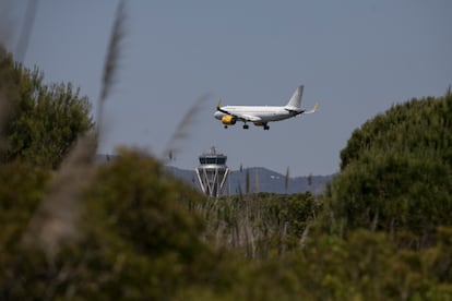 Un avión se aproxima a la pista del aeropuerto de El Prat sobrevolando una zona protegida.