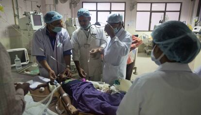 Los médicos tratan a un niño en el hospital Baba Raghav Das, en India.