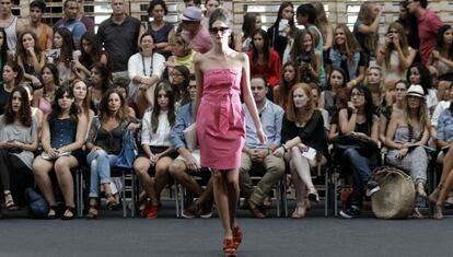 Una modelo desfila con un vestido de Ion Fiz en la Valencia Fashion Week.