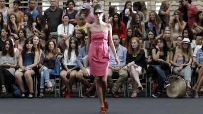 Una modelo desfila con un vestido de Ion Fiz en la Valencia Fashion Week.