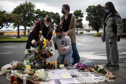 Lugar en el que fue golpeado Samuel Luiz, lleno de flores y mensajes de recuerdo.