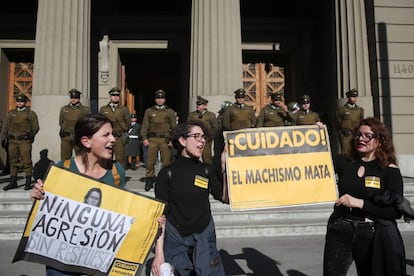 Mujeres se manifiestan este martes por la rebaja de la pena contra un hombre que el año pasado arrancó los ojos a su mujer en Santiago de Chile.